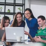 Alumnos practicando conversación en inglés en grupo pequeño - Puebla