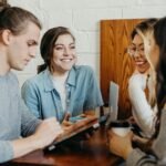 Grupo pequeño de alumnos practicando conversación en clase de inglés en Puebla