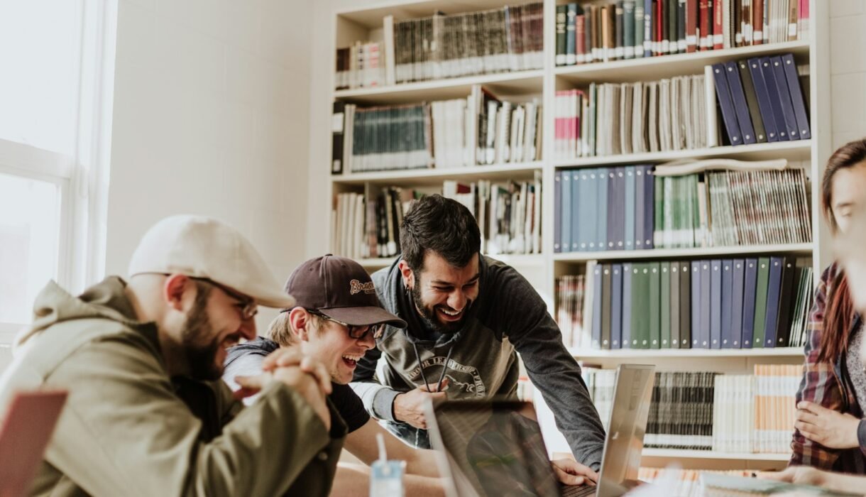 Alumnos de nivel avanzado estudiando inglés en Puebla