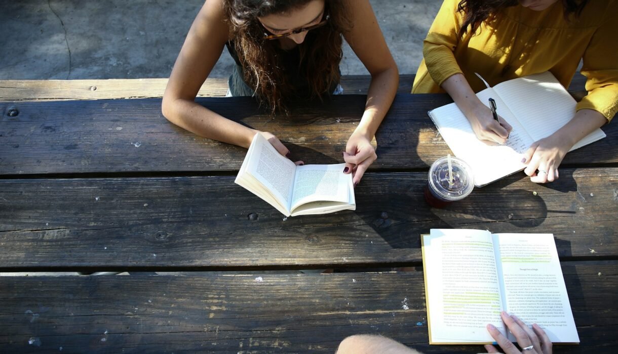 Evaluación de nivel de inglés en Puebla con libro y cuaderno