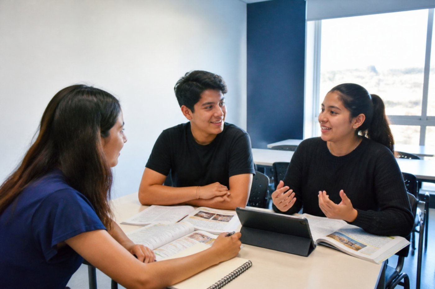 Jóvenes practicando conversación en inglés en grupo reducido en American Stars, Puebla